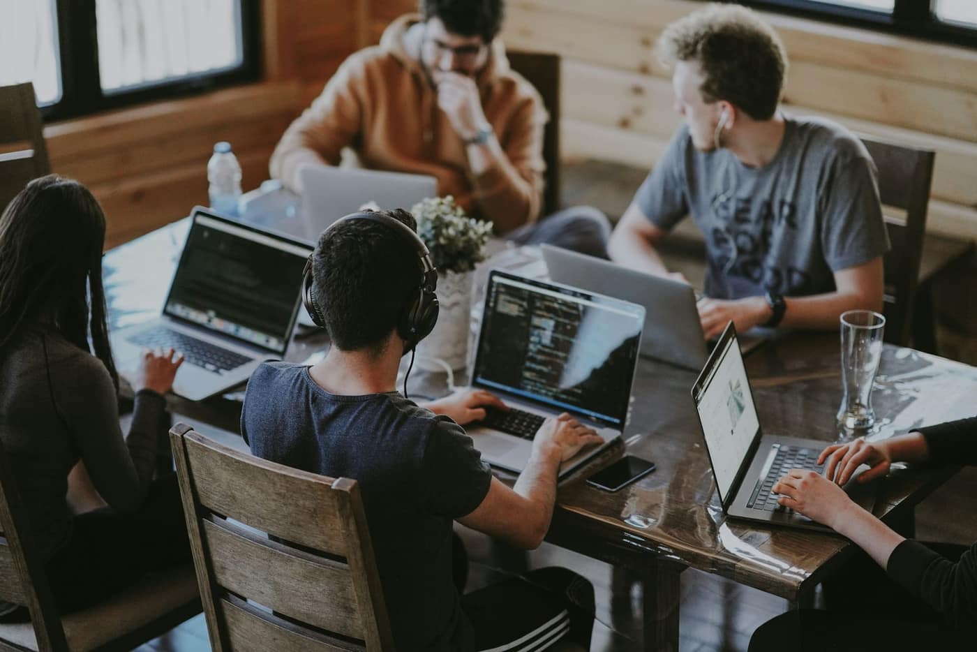 Équipe au travail autour d’un ordinateur — conception et développement de sites web